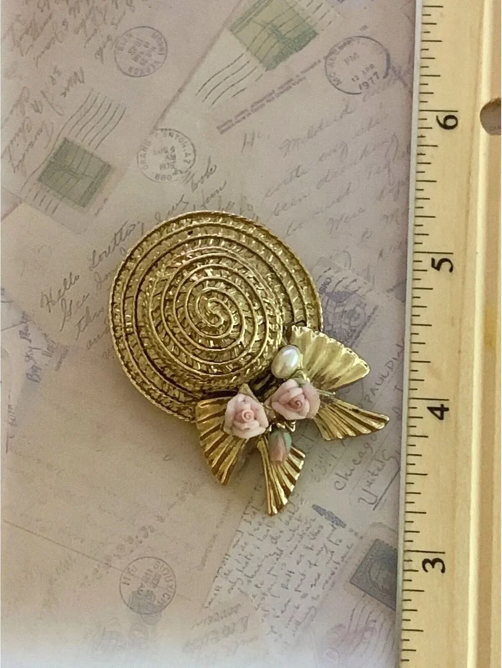 Vintage 1928 Charming Gold-Tone Straw Hat Brooch with Pink Roses & Pearl Accent